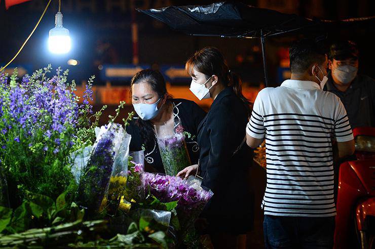 Nguyên nhân của việc hoa tươi tăng giá được các tiểu thương nhận định là do ảnh hưởng của dịch bệnh khiến nguồn hàng khan hiếm. Bên cạnh đó, gần lễ 8/3 sức mua của thị trường lớn hơn nên nhiều người cũng tranh thủ đẩy giá lên cao. 