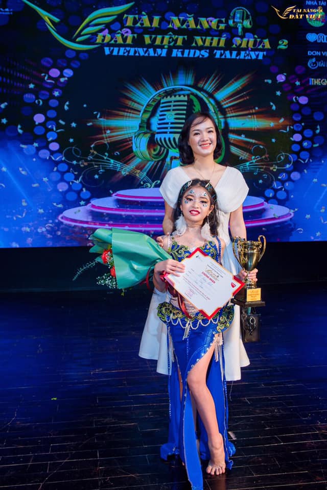 Bé gái Hà Nội biểu diễn cùng trăn: Ngoài đời là thiên thần múa xinh đẹp, đạt giải quốc tế - 9