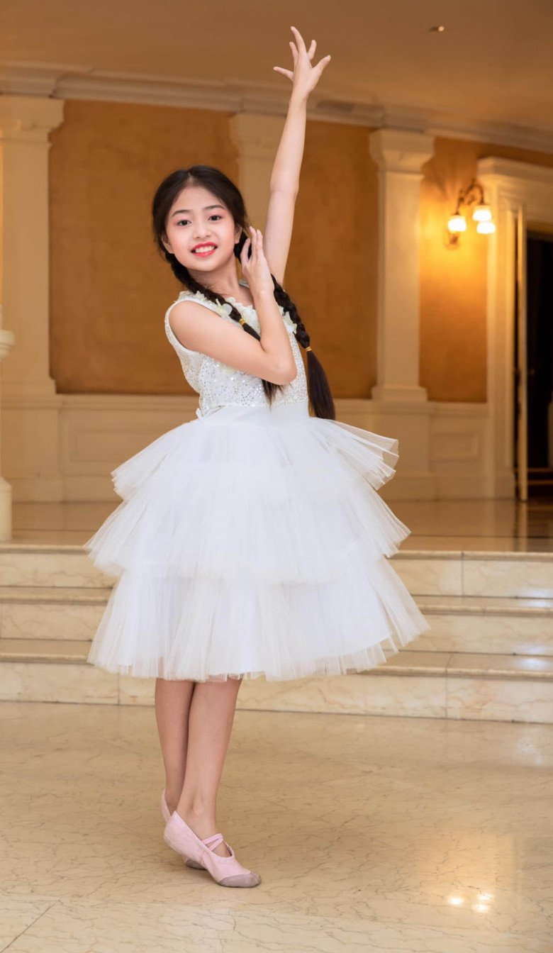 Bé gái Hà Nội biểu diễn cùng trăn: Ngoài đời là thiên thần múa xinh đẹp, đạt giải quốc tế - 10