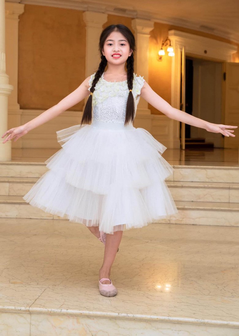 Bé gái Hà Nội biểu diễn cùng trăn: Ngoài đời là thiên thần múa xinh đẹp, đạt giải quốc tế - 11