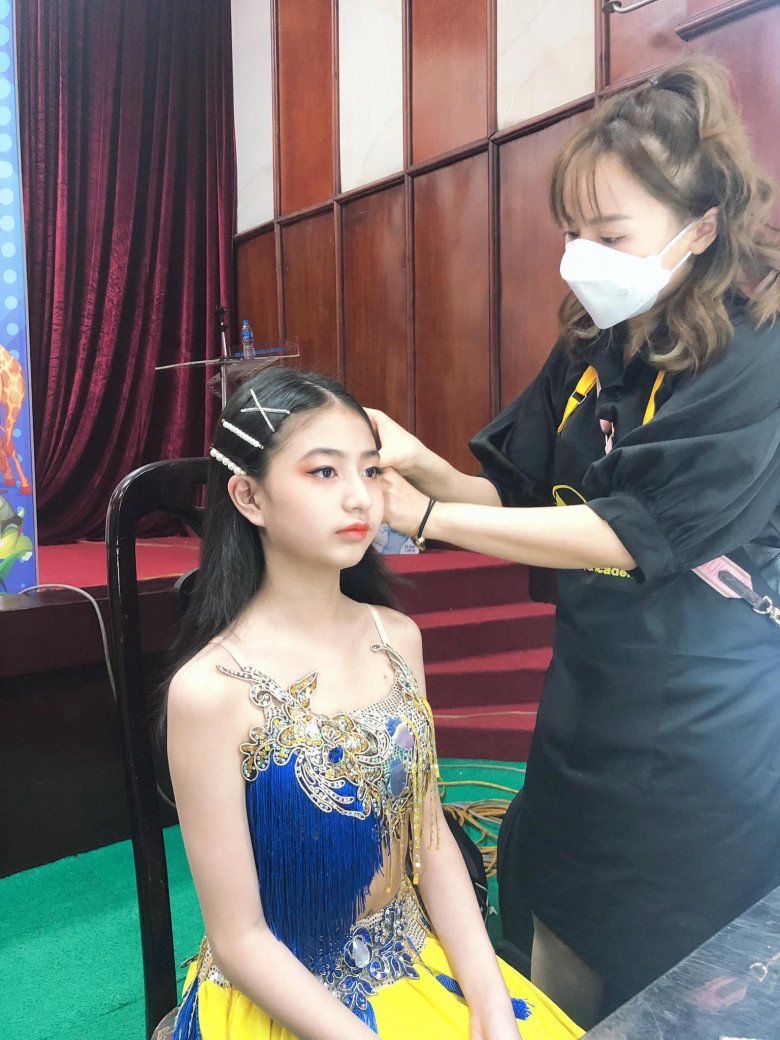 Bé gái Hà Nội biểu diễn cùng trăn: Ngoài đời là thiên thần múa xinh đẹp, đạt giải quốc tế - 14