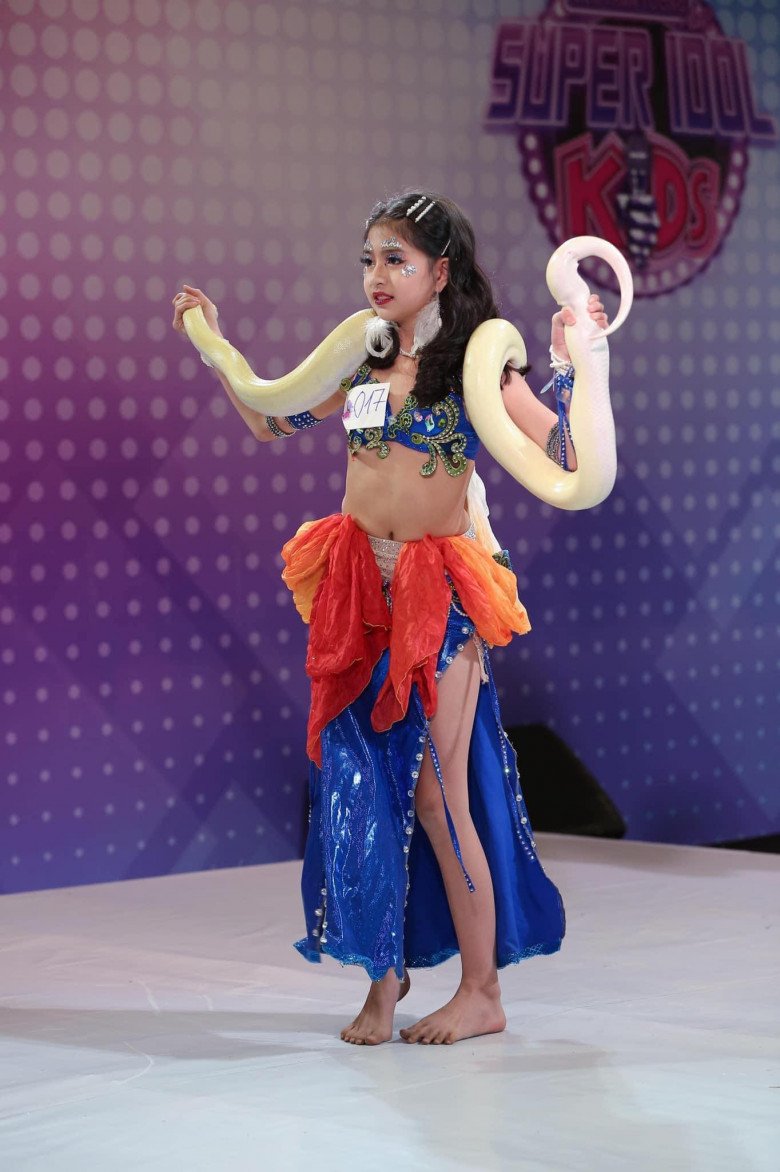 Bé gái Hà Nội biểu diễn cùng trăn: Ngoài đời là thiên thần múa xinh đẹp, đạt giải quốc tế - 1