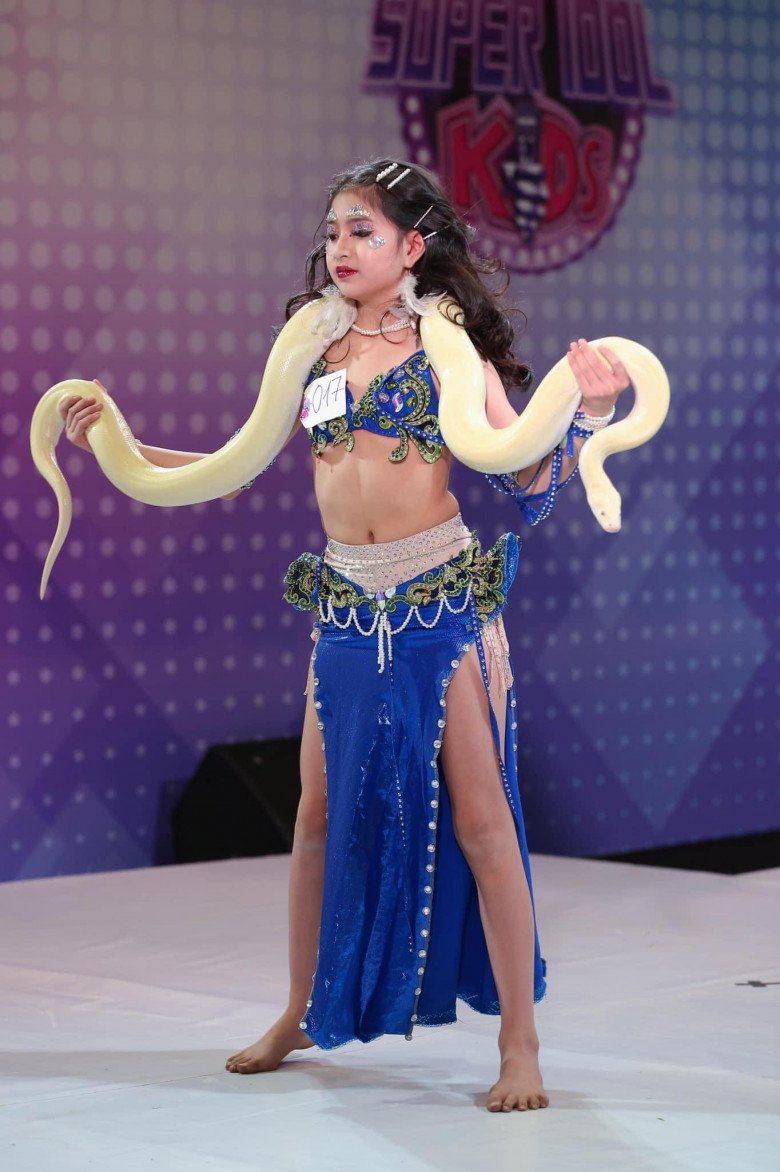 Bé gái Hà Nội biểu diễn cùng trăn: Ngoài đời là thiên thần múa xinh đẹp, đạt giải quốc tế - 3