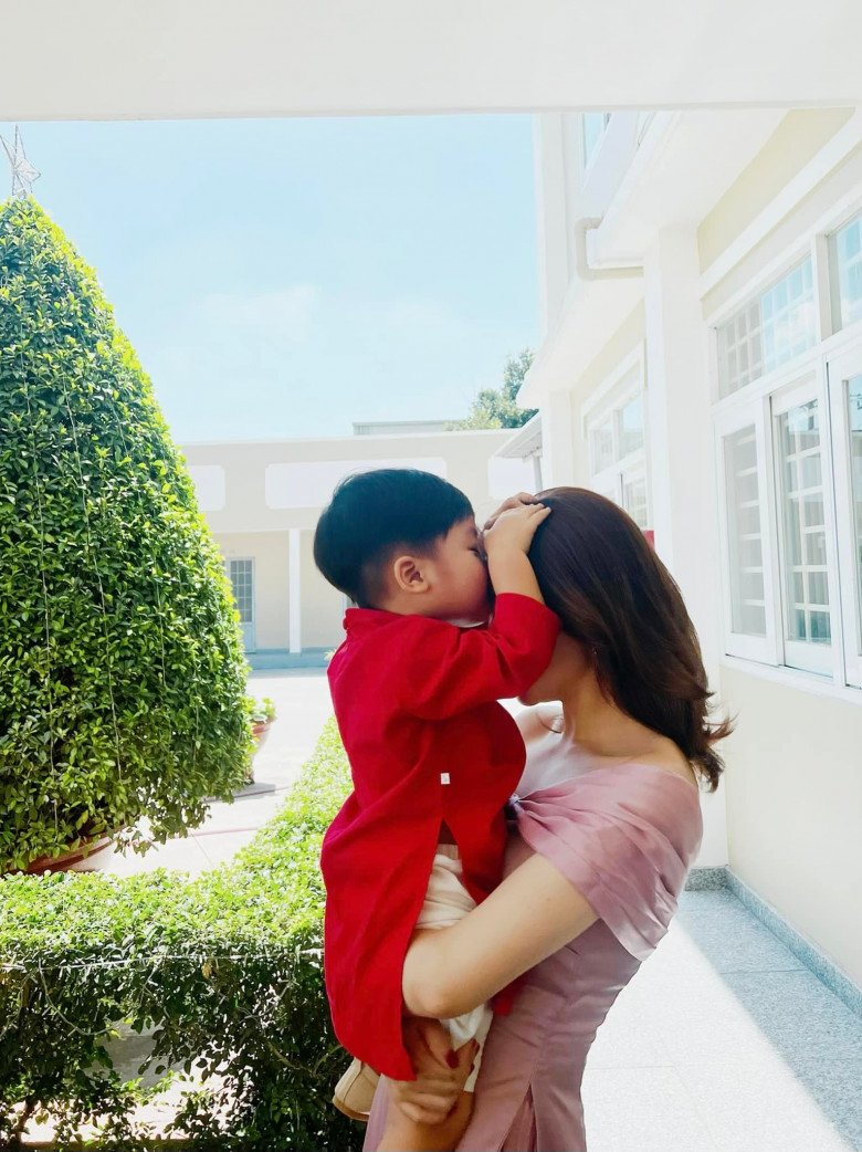 Mặc kệ dân mạng nhắc đến vợ cũ và con trai, Minh Hải chỉ tương tác với những người bạn của mình.