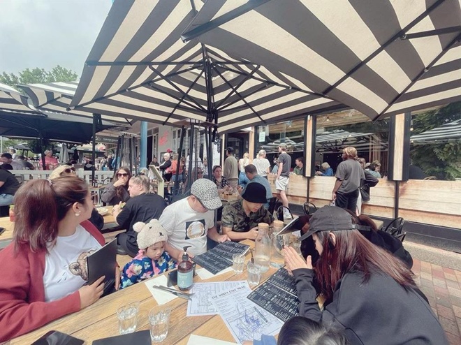 Chàng thiếu gia phân bón nổi tiếng miền Tây trông khá vui vẻ, thư giãn bên bạn bè.