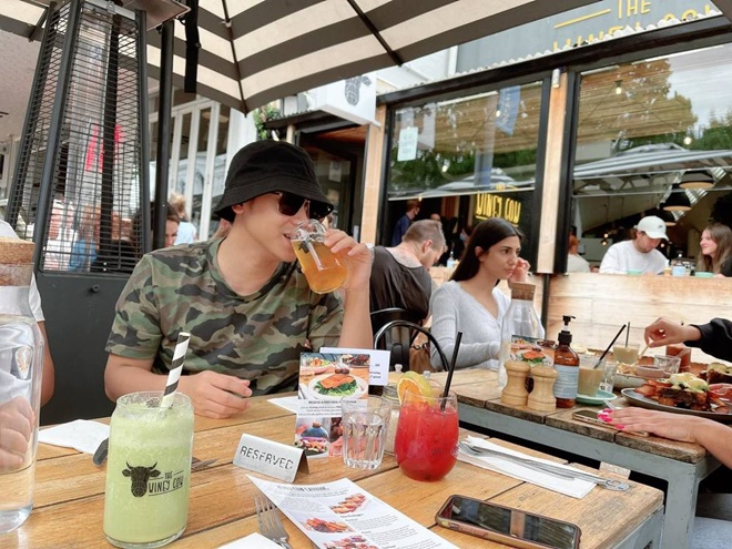 Chồng cũ Hòa Minzy lấy lại được cân bằng sau chia tay, anh thường xuyên chia sẻ hình ảnh trên trang cá nhân.