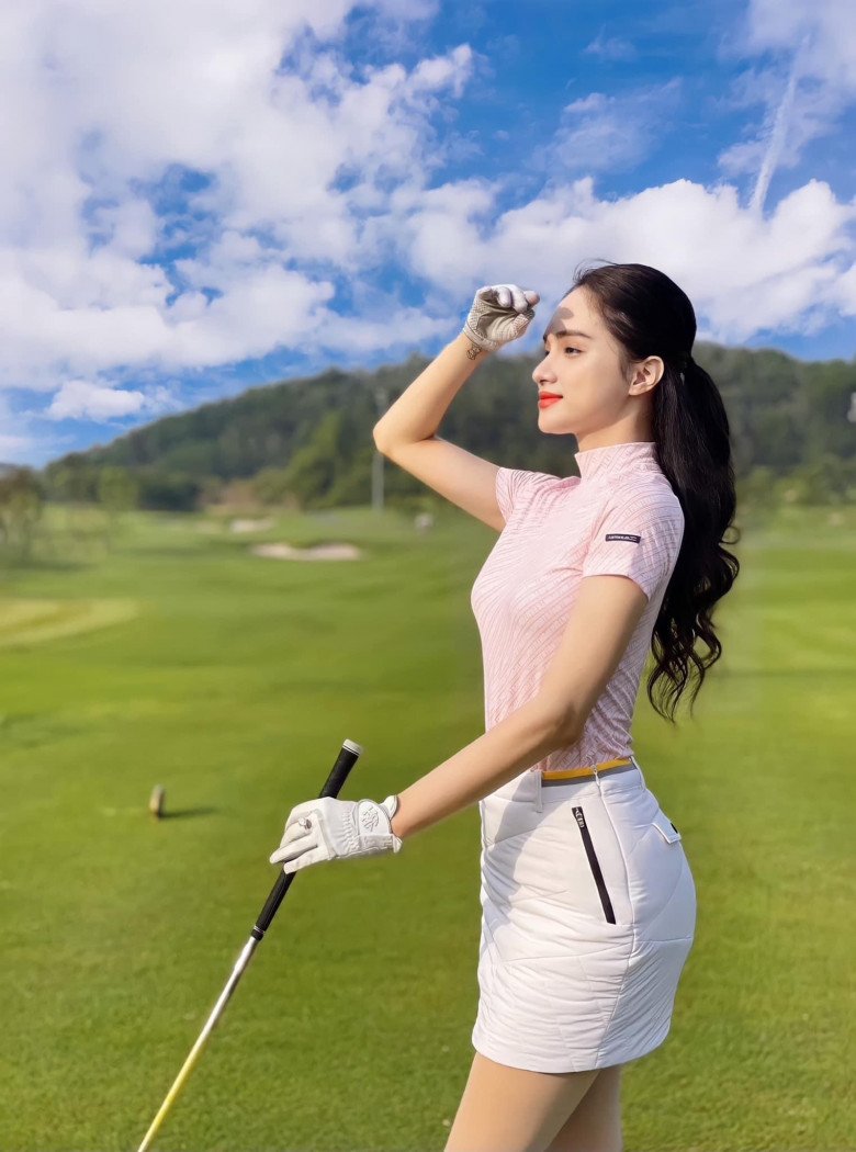 Đánh golf chưa lâu Hương Giang đã có trọn thân hình ngực nở eo thon mông căng tràn - 7