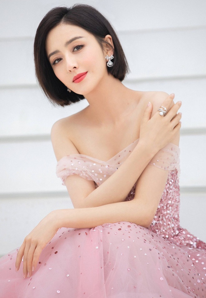 Sau khi bỏ chồng, Đồng Lệ Á lên hương về nhan sắc.