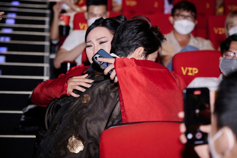 Phương Thanh ôm con trai nuôi khóc nức nở vì xúc động khi theo dõi sản phẩm của mình.