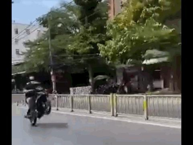 Clip Eva - Bốc đầu xe trên phố, nam thanh niên nhận cái kết kinh hoàng