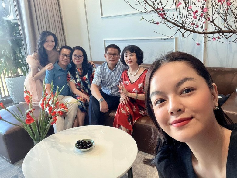 Quang Huy tới nhà Phạm Quỳnh Anh mừng sinh nhật con gái, cả hai ngồi cạnh nhau chăm con - 9