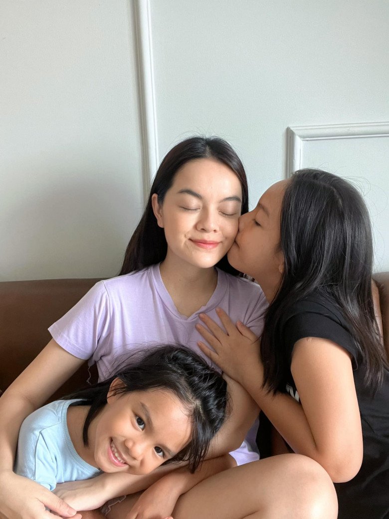 Quang Huy tới nhà Phạm Quỳnh Anh mừng sinh nhật con gái, cả hai ngồi cạnh nhau chăm con - 10