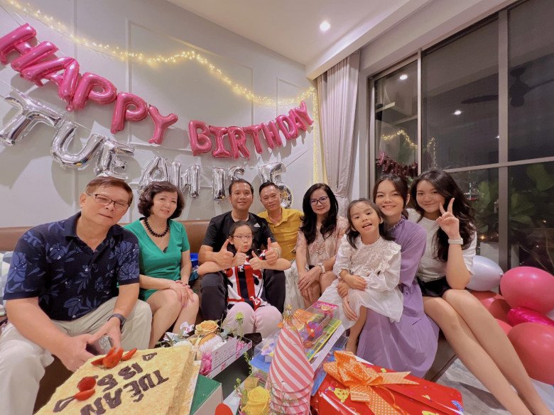 Quang Huy tới nhà Phạm Quỳnh Anh mừng sinh nhật con gái, cả hai ngồi cạnh nhau chăm con - 1