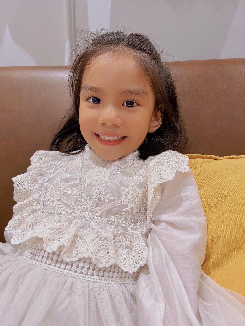 Quang Huy tới nhà Phạm Quỳnh Anh mừng sinh nhật con gái, cả hai ngồi cạnh nhau chăm con - 5