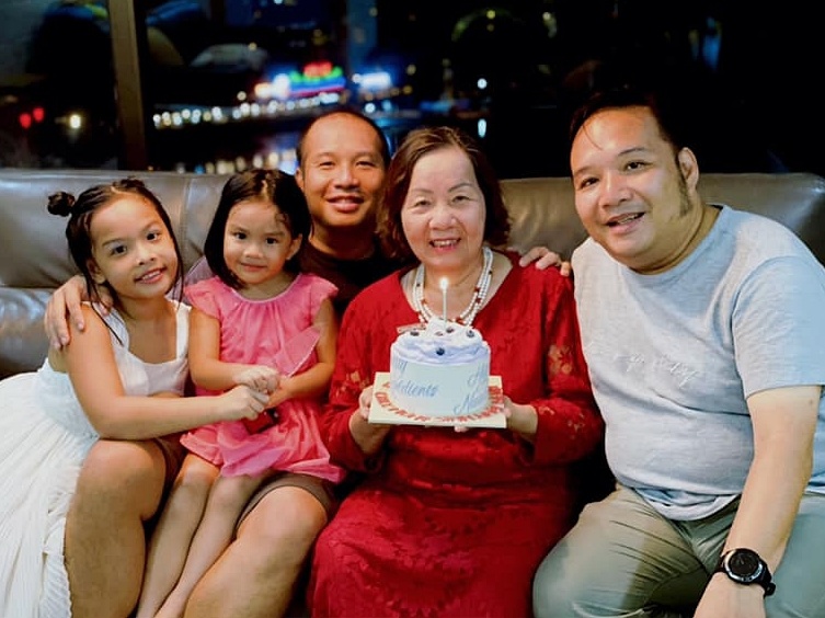 Quang Huy tới nhà Phạm Quỳnh Anh mừng sinh nhật con gái, cả hai ngồi cạnh nhau chăm con - 8