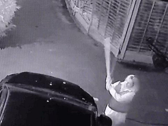 Clip Eva - Clip: Say rượu, người phụ nữ cầm cán rìu đập nát ô tô của hàng xóm