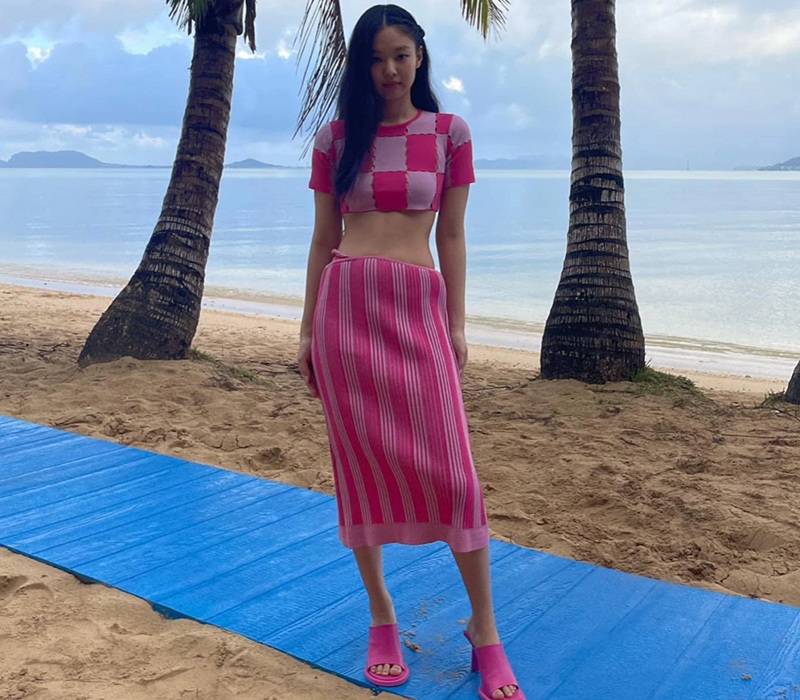 Đơn cử như mới đây nhất, Jennie tiếp tục làm dân tình xuyến xao không ngừng với set váy hồng ngọt ngào đến từ thương hiệu Jacquemus, tôn dáng triệt để bên bãi biển Hawaii xanh mát.
