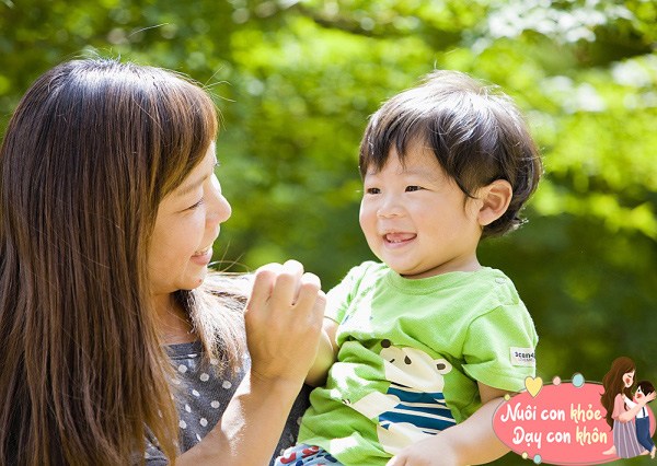 Việc trò chuyện hàng ngày của cha mẹ luôn giúp con thông minh hơn, và giúp khả năng giao tiếp cũng như làm tăng vốn từ của trẻ.