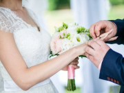 Tin tức - Tìm thấy tấm thiệp đám cưới, người phụ nữ sốc nặng khi thấy tên cô dâu chú rể