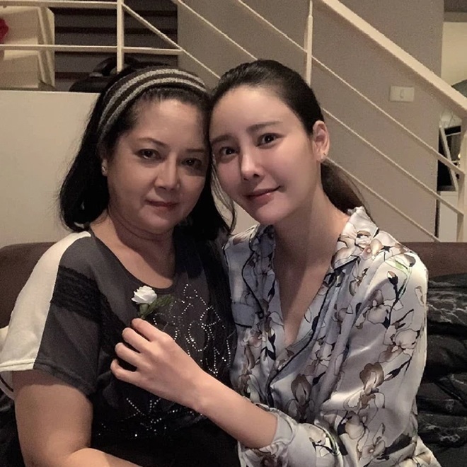 Bà phủ nhận chuyện bán đồ hiệu của con gái.