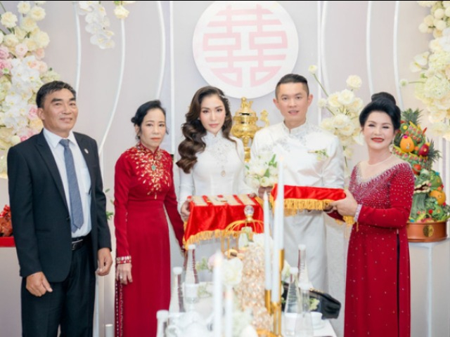 Đám hỏi lóa mắt với 2 mâm vàng khủng, cô dâu xinh đẹp tiết lộ trị giá quà cưới
