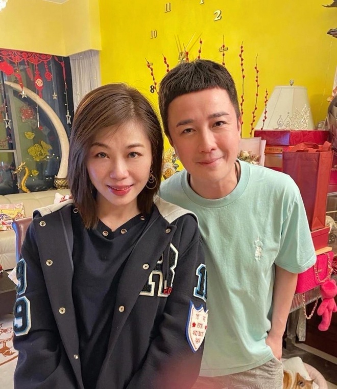 Cô thường xuyên tụ tập bạn bè trong giới giải trí.