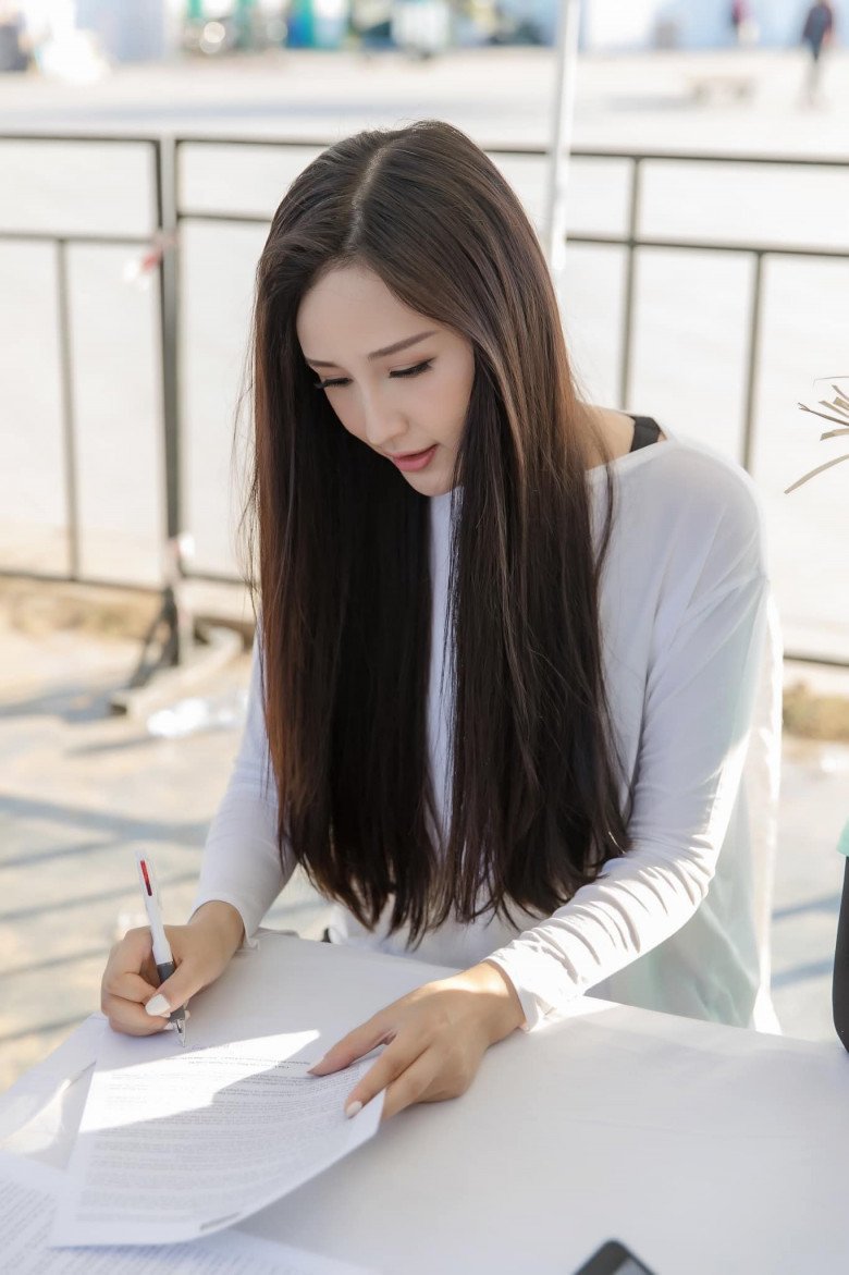 The village elder sister is secretly photographed on the street, wearing all kinds of branded goods and thinking she is a market - 9