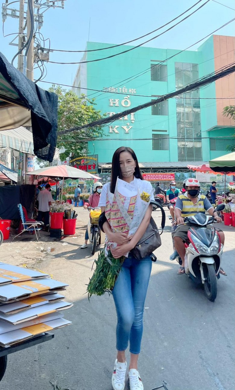 The village elder sister is secretly photographed on the street, wearing all branded goods and thinking she is a market - 6