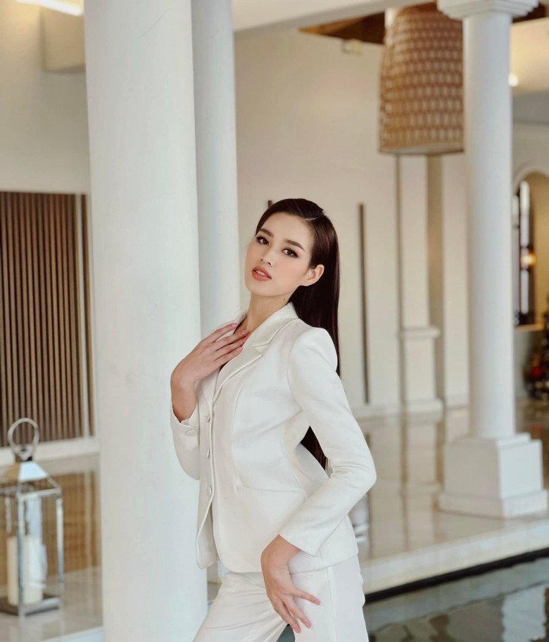 Đỗ Thị Hà ra đề tài trang phục trắng đen menswear, stylist đưa lại mẫu làm nàng hậu ngạc nhiên - 10