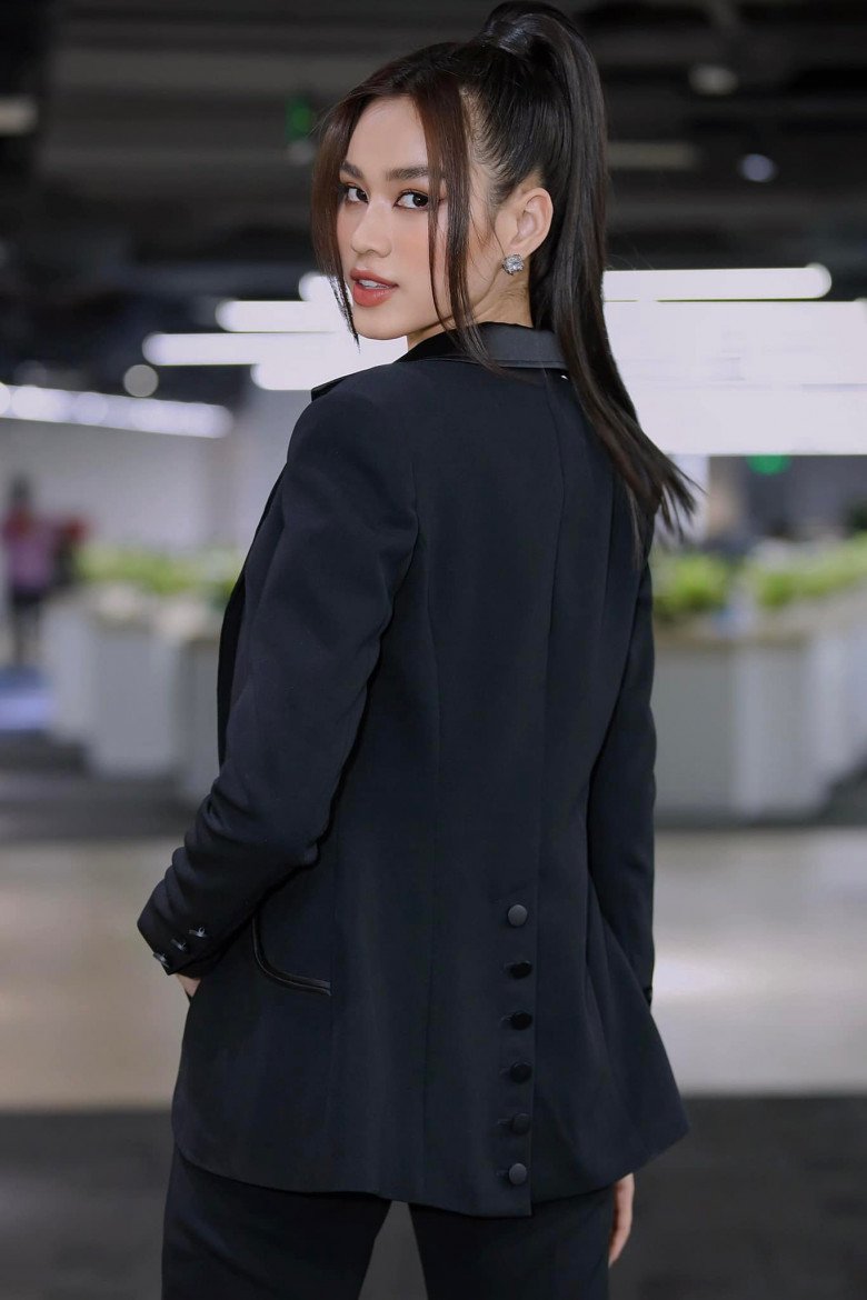 Đỗ Thị Hà ra đề tài trang phục trắng đen menswear, stylist đưa lại mẫu làm nàng hậu ngạc nhiên - 6