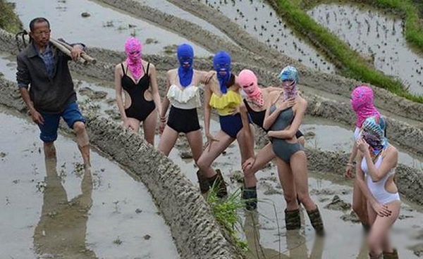 Eyes sting to see the scene where the girls wear immodest clothes to wade through the fields: even bikinis are used - 6