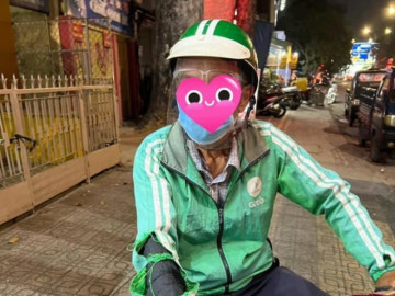 Chú tài xế xe ôm mặc áo rách và lời thỉnh cầu với cô gái khiến tất cả nín lặng