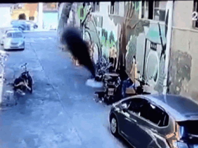 Clip Eva - Clip: Xe điện đang sạc bất ngờ phát nổ rồi bốc cháy kinh hoàng