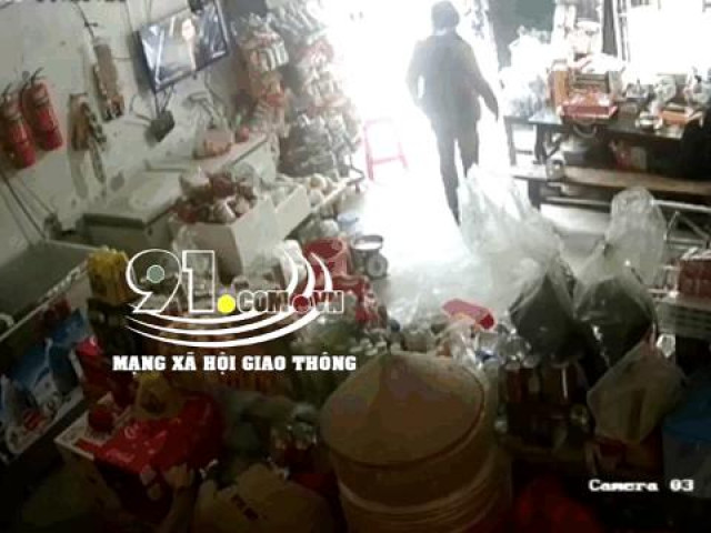 Clip Eva - Clip: Nhầm chân ga, tài xế lùi trúng 2 người trong cửa hàng tạp hóa