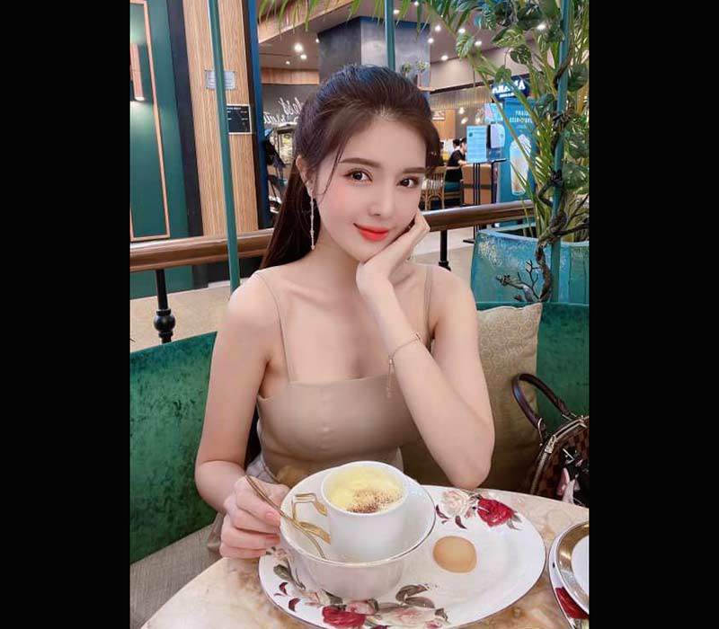 Chính vì vậy cái tên hot girl dao kéo được người hâm mộ đặt cho cô và từ đó đến nay gắn liền với tên tuổi của hot girl.
