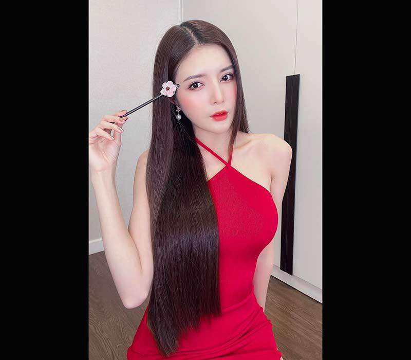 Váy dạng yếm tông màu đỏ rực rỡ giúp cho nàng hot girl thêm dịu dàng và tươi đẹp hơn trong từng khoảnh khắc.
