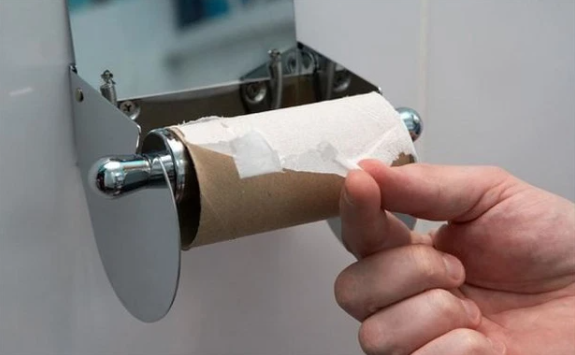 Put a toilet paper core on the toilet seat when using a public restroom, use few people know - 1
