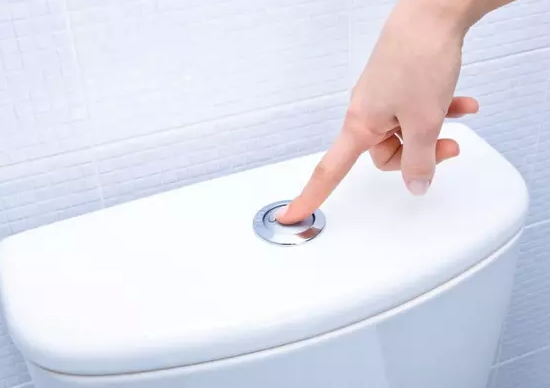 Put a toilet paper core on the toilet seat when using a public restroom, few people know - 4