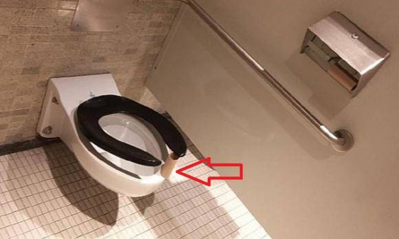 Put a toilet paper core on the toilet seat when using a public restroom, few people know - 2