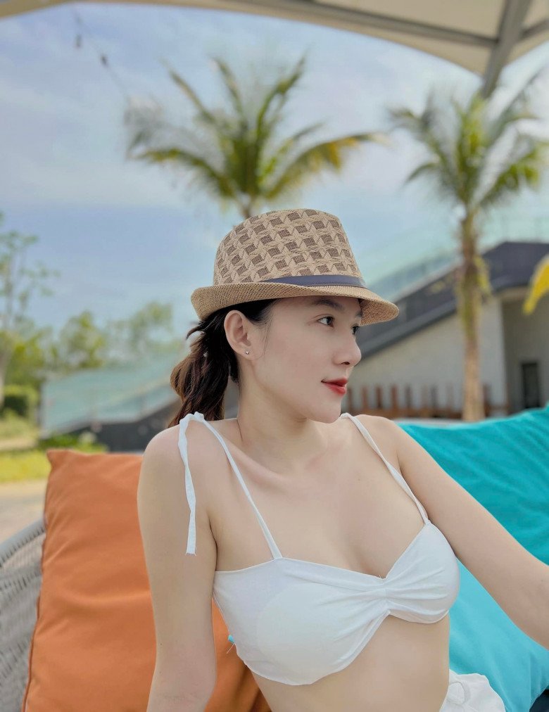 Colleague Ngoc Trinh flaunts her figure in a bikini, but the top cover drowns the whole set - 3