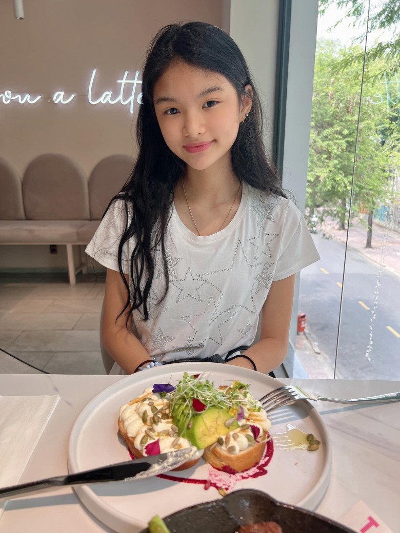 Look at your daughter's food portions, Truong Ngoc Anh, how well she eats and looks like a beauty - 4