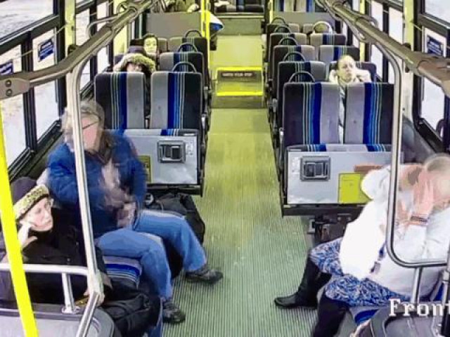 Clip Eva - Đạp nhầm chân ga, xe bán tải đâm xuyên thẳng vào xe buýt