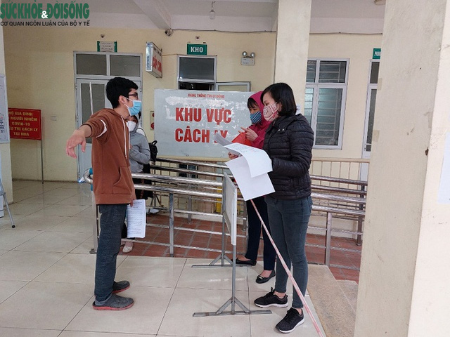 Nhân viên Trạm y tế xã Tân Triều hướng dẫn người dân thực hiện các thủ tục BHXH.