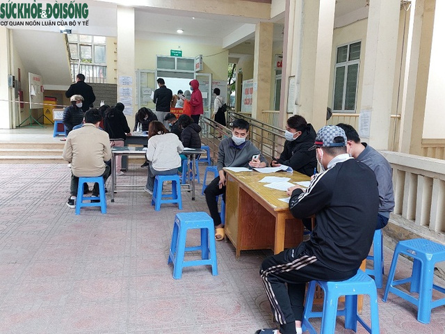 Tại Trạm y tế xã Tân Triều cũng rất đông người dân đến làm đơn xin cách ly y tế tại nhà, giải quyết các thủ tục về BHXH...