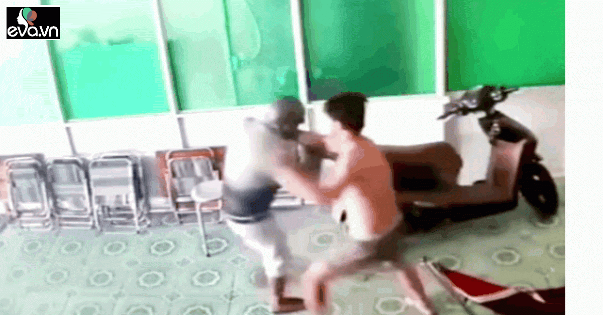 The bag thief was caught in the battle, the young man was punched by the landlord