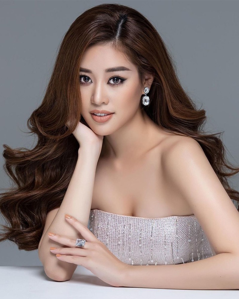 Nguyễn Trần Khánh Vân là người mẫu từng đoạt giải Người đẹp Áo dài 2013, Á khôi Miss Ngôi sao 2014, Top 10 Hoa hậu Hoàn vũ Việt Nam 2015 và giải Bạc Siêu mẫu Việt Nam 2018.
