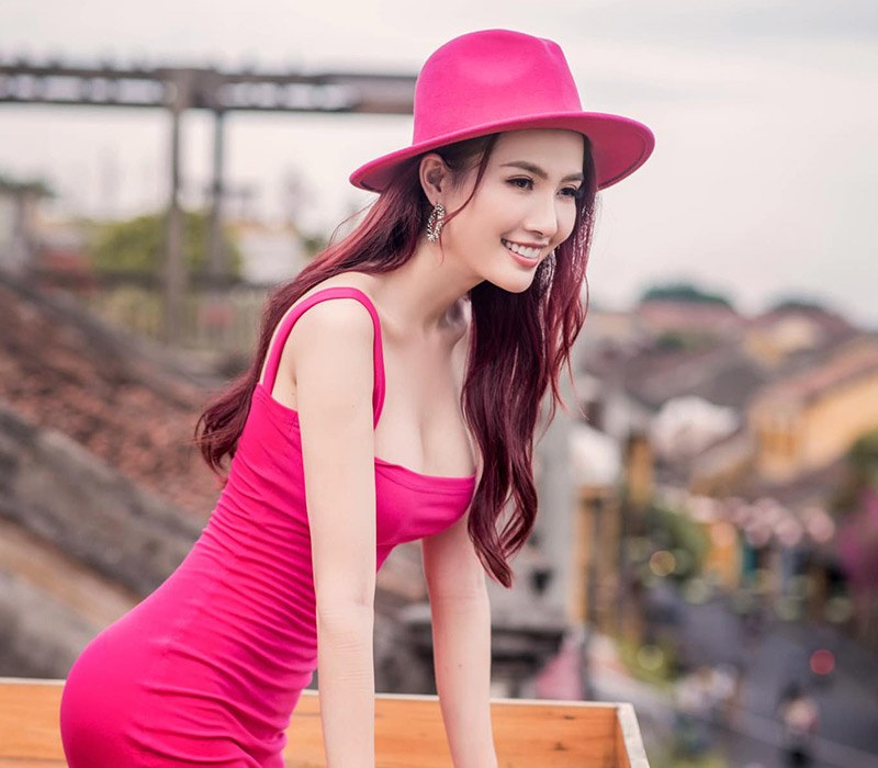 Phan Thị Mơ sinh năm 1990, cao 1,72 m. Năm 2011, cô dự thi Miss Earth tại Philippines. Năm 2012, cô lọt vào top 5 Hoa hậu Việt Nam.
