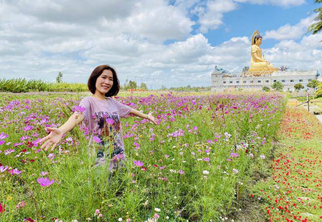 Young people flock to check in at the colorful flower fields in Bac Lieu - 3