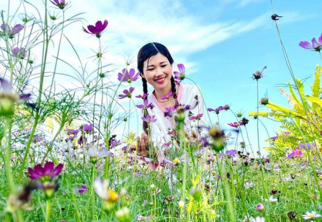 Young people flock to check-in at the fields of colorful flowers in Bac Lieu - 5