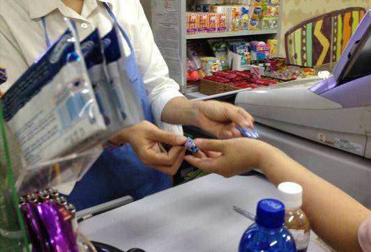 Behind the supermarket trick of paying pennies with candy - something customers don't expect - 2